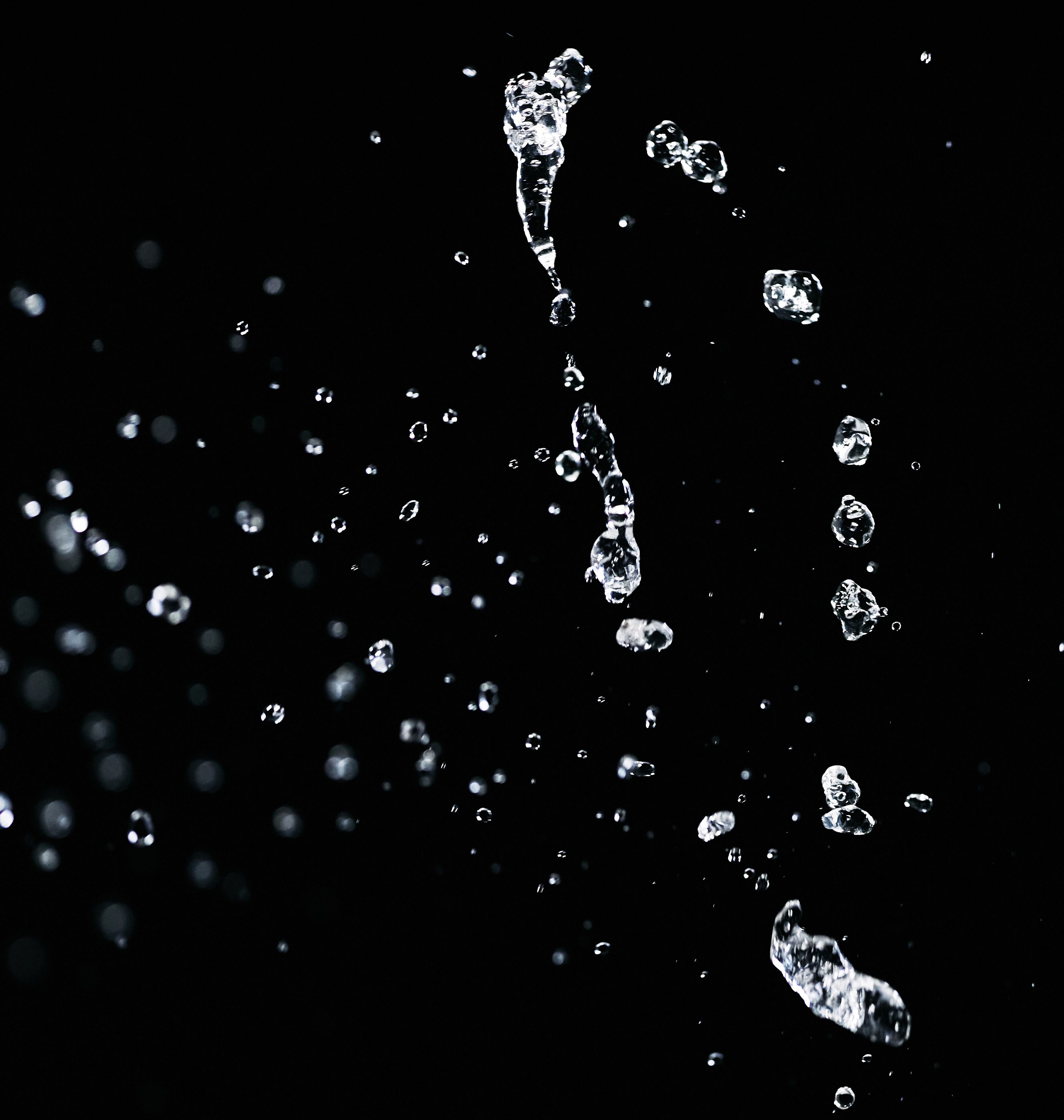 Gotas de agua suspendidas sobre fondo oscuro